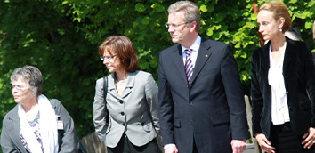 der ehemalige Bundespräsidenten Dr. Christian Wulff steht neben drei Frauen
